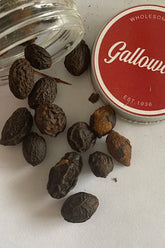 Saw palmetto berries whole and cut
